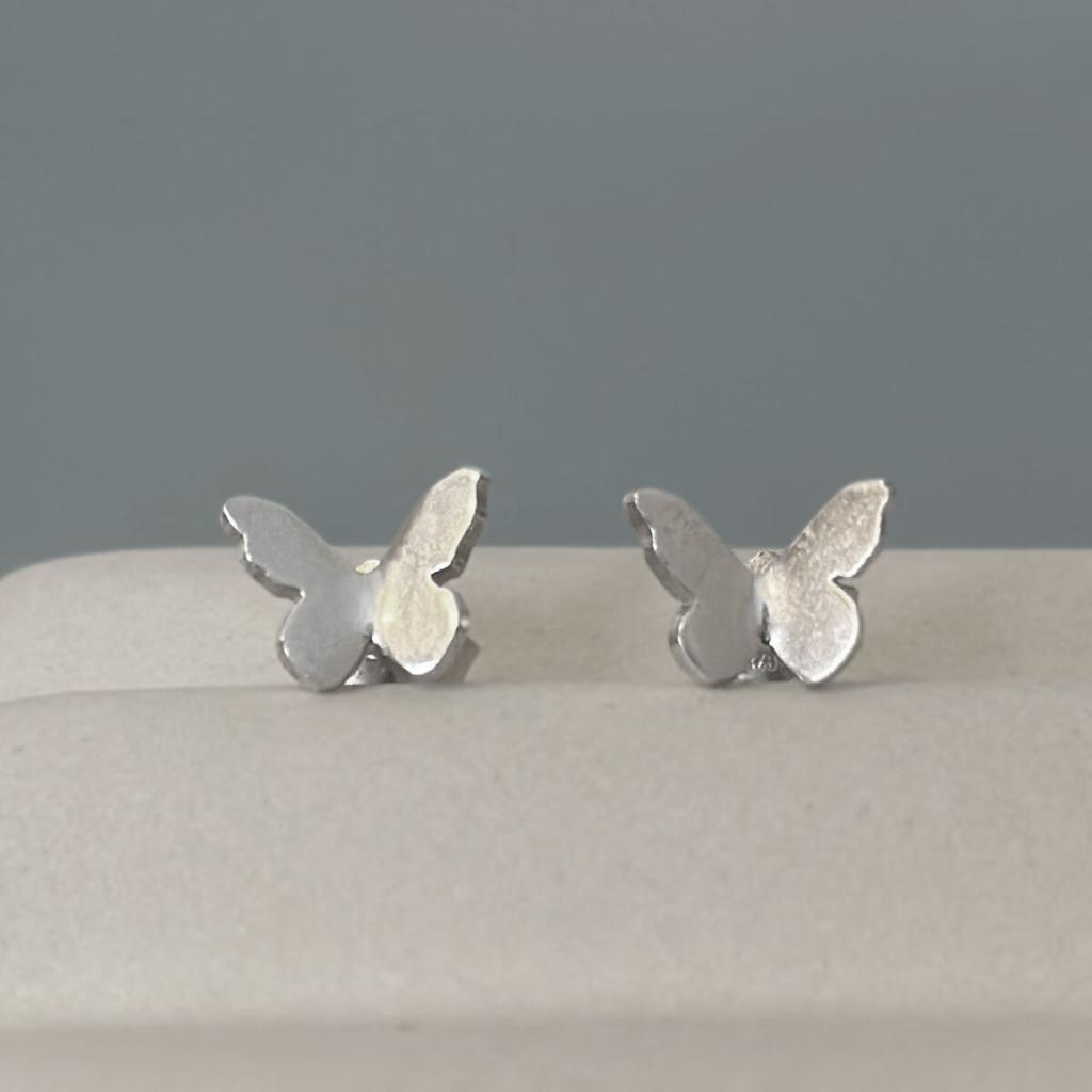 sommerfugl ørepynt i sølv 925 - tidløse smykker | Kredah Design