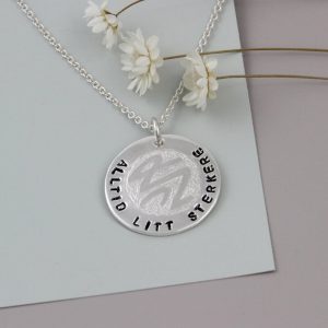 Kredah Design har valgt å lage noen håndlagde sølvsmykker der hele salgssummen vil doneres til ALS-foreningen – Alltid Litt Sterkere. Deres formål er å støtte mennesker som har fått diagnosen ALS og deres pårørende