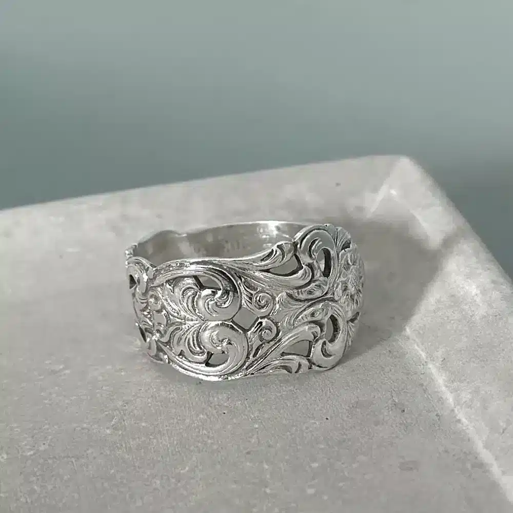 Denne ringen er laget av en gammel sølvskje med det vakre Valdresmønsteret. Valdres ring, bær med deg en liten bit av historien, elegant redesignet for moderne bruk.